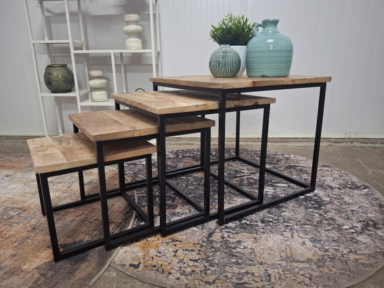 Image 1 of Ensemble de 4 tables basses en bois de manguier et métal, neuves