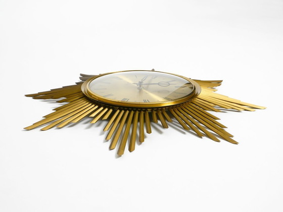 Image 1 of Wunderschöne große originale Sunburst-Wanduhr aus Messing aus den 1960er Jahren von Junghans ATO-MAT