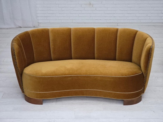Image 1 of Deense "Banan" tweezitsbank uit de jaren 60, origineel olijfgroen meubelvelours.