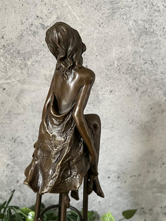Image 1 of Bronzestatue einer Dame auf einem Stuhl