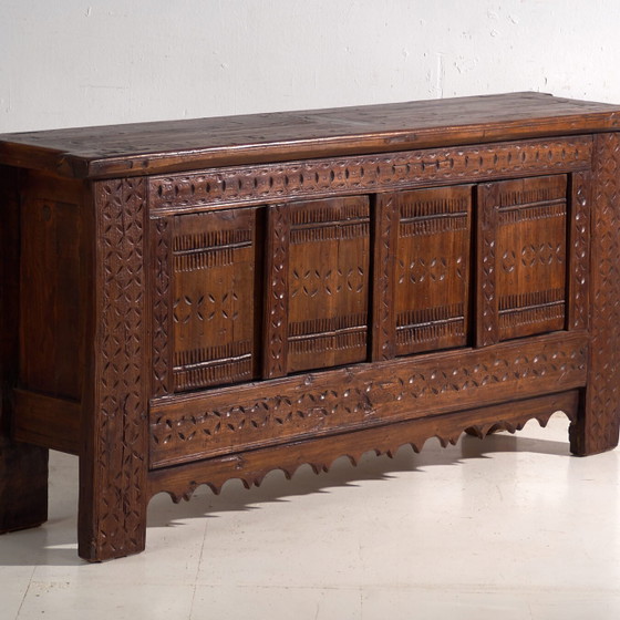 Credenza antica intagliata in legno di pino – Xinjiang, circa 1900 – Credenze con vetrina (photo 4 of 40)