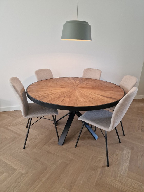 Image 1 of Icône de boussole pour table ronde de 140 cm en bois de chêne