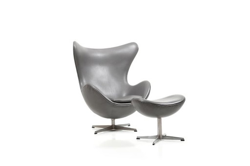 Poltrona a uovo reclinabile e set pouf di Arne Jacobsen per Fritz Hansen, 1971, set di 2