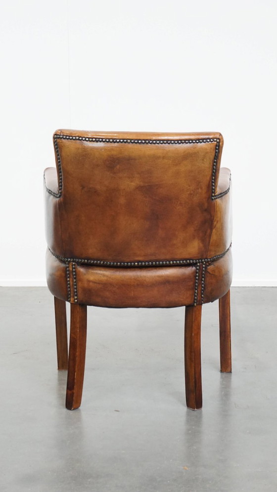 Image 1 of Chaise de salle à manger/de chevet en peau de mouton couleur cognac avec accoudoirs