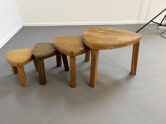 Image 1 of Set di 4 tavolini laterali brutalisti in rovere di metà secolo, a forma di plettro, anni Settanta