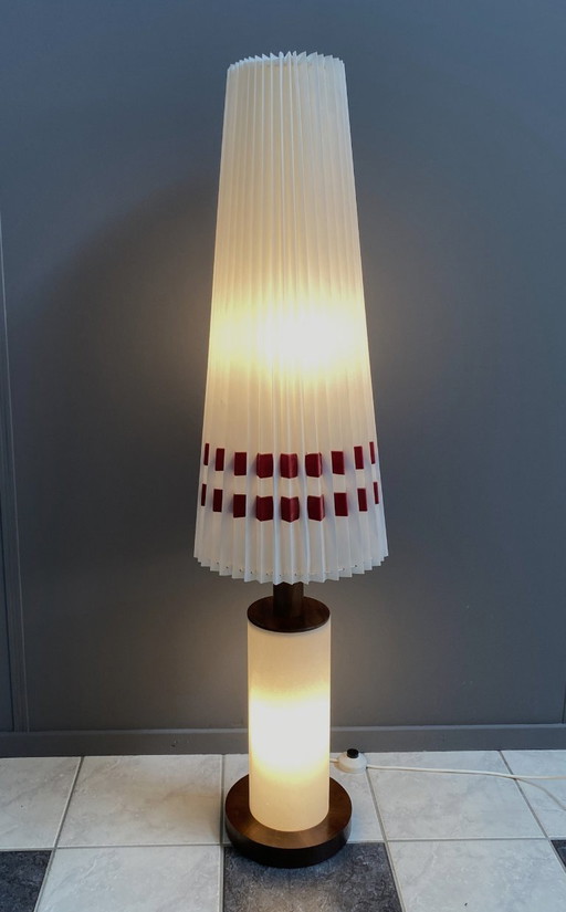 White floorlamp 60s,light in base and in shade, original tag still attached