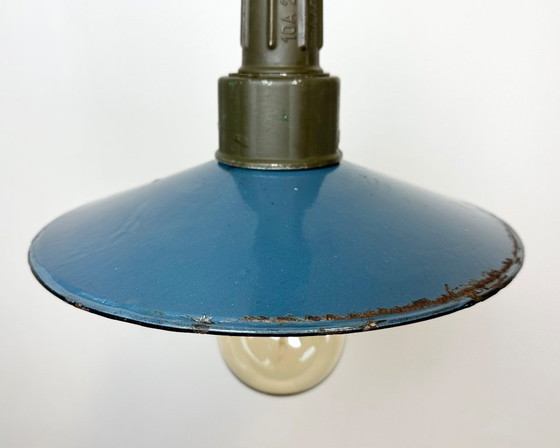 Image 1 of Lampada a sospensione industriale in smalto blu con parte superiore in alluminio pressofuso, anni '60