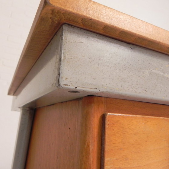Escritorio industrial con 2 cajoneras, década de 1960. – Wood, Iron (photo 24 of 32)