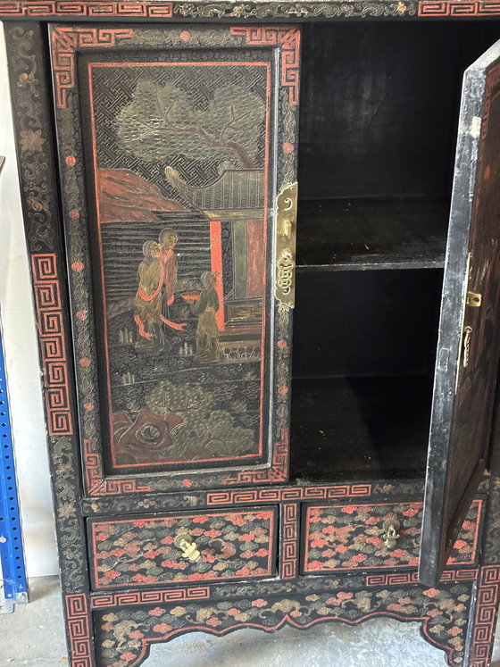 Image 1 of Antieke Chinese kast in zwart en rood gelakt hout – handbeschilderd