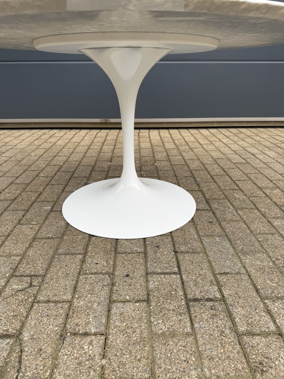 Image 1 of Originele ronde Knoll Tulip eettafel (137cm) Carrara marmer