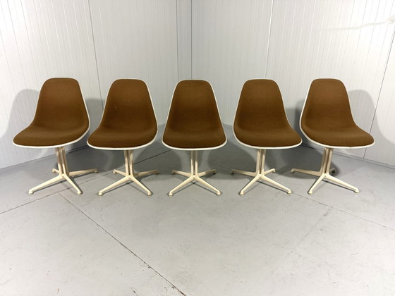Image 1 of Cinco sillas La Fonda de Eames para Herman Miller, década de 1960.