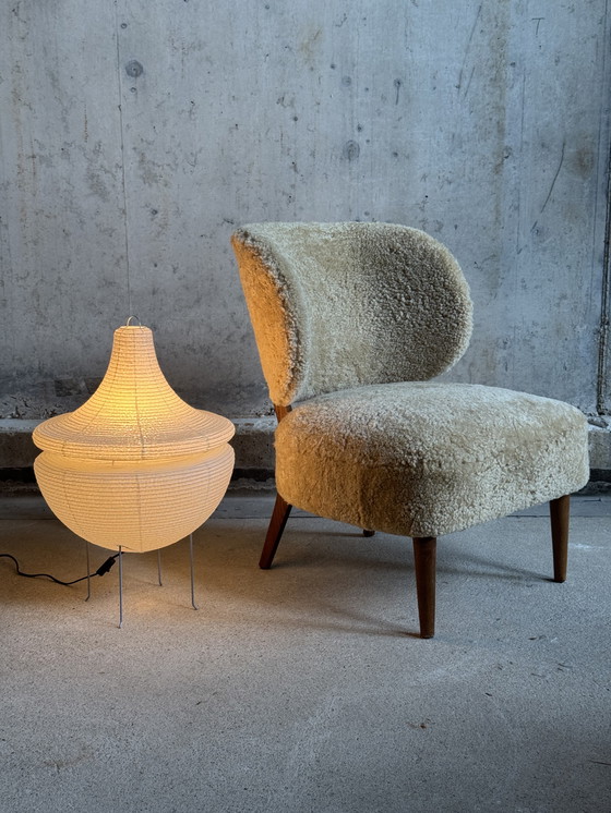 Image 1 of Scandinavische designstoel in schapenvacht