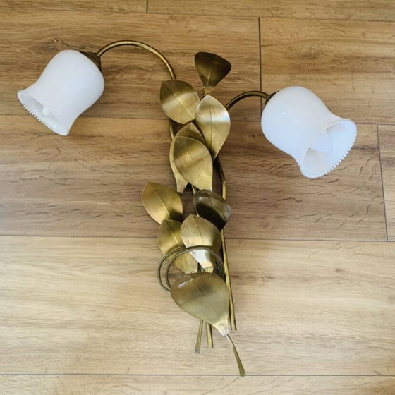 Image 1 of Aplique de pared floral con 2 luces en latón y cristal opalino, – años 50/60