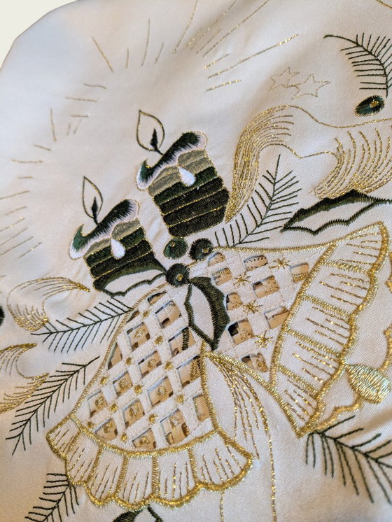 Image 1 of 80er Jahre Vintage Weihnachts-Tischdecke – Weiß mit grün-goldenem Dekor, Polyester