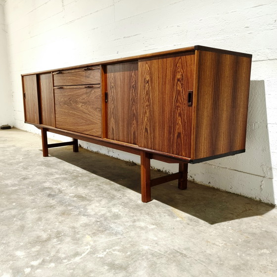 Image 1 of Bellissima credenza di grandi dimensioni di metà secolo con impiallacciatura in palissandro di Fristho, anni '60