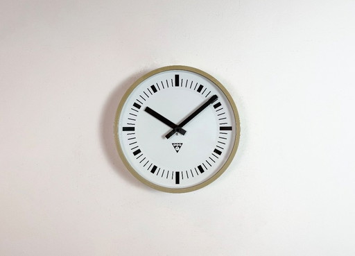 Industriële beige bakelieten wandklok van Pragotron, jaren 70