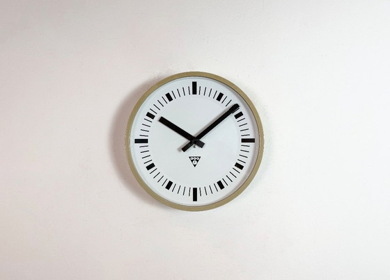 Image 1 of Industriële beige bakelieten wandklok van Pragotron, jaren 70