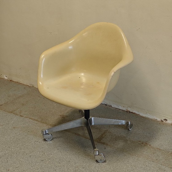 Silla de oficina Herman Miller con carcasa de fibra de vidrio, Sillas de oficina, Metal, Crema, Vintage (foto 3 de 10)