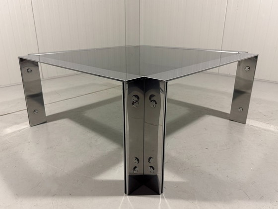 Image 1 of Mesa de centro baja italiana de cromo y cristal ahumado de los años 60.