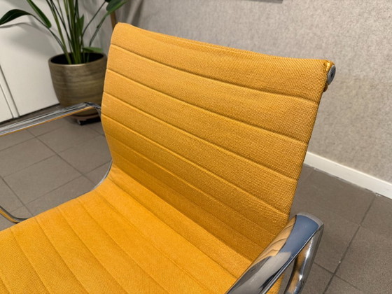 Vitra | Eames | EA107 | Hopsak Naranja | 2 unidades – Sillas de conferencia, Textil, Aluminio (photo 6 of 16)