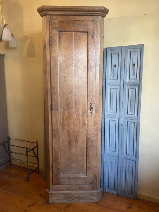 Armario de esquina antiguo francés del siglo XIX.