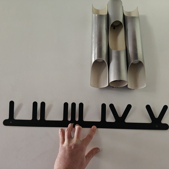 Image 1 of Umbra de Aminimal Studio: estante de pared escultural de metal negro.