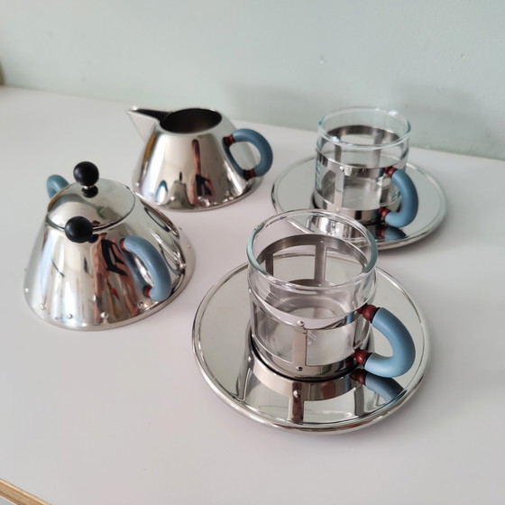 Image 1 of Zuccheriera, lattiera e due tazzine da caffè espresso di Alessi, progettate da Michael Graves