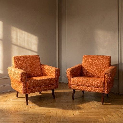 Een paar retro fauteuils, gestoffeerde loungestoelen uit het midden van de 20e eeuw, Tsjechisch/Centraal-Europees, midden 20e ee