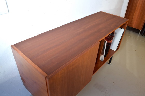 Image 1 of Vintage teakhouten vinylplatenkast/dressoir in mid-century stijl.