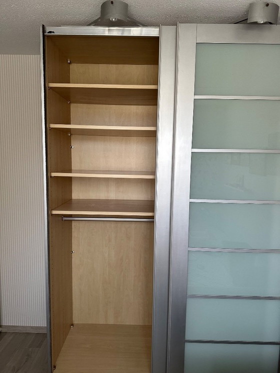 Image 1 of Armario con 2 puertas correderas y frenos, 2 focos regulables.