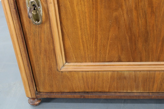 Image 1 of Gabinete antiguo con acabado en nogal, Checoslovaquia