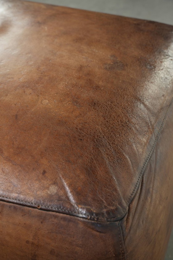 Einzigartiger und großer Design-Hocker/Fußhocker aus Schafsleder mit einer sehr schönen Patina und (photo 8 of 11)