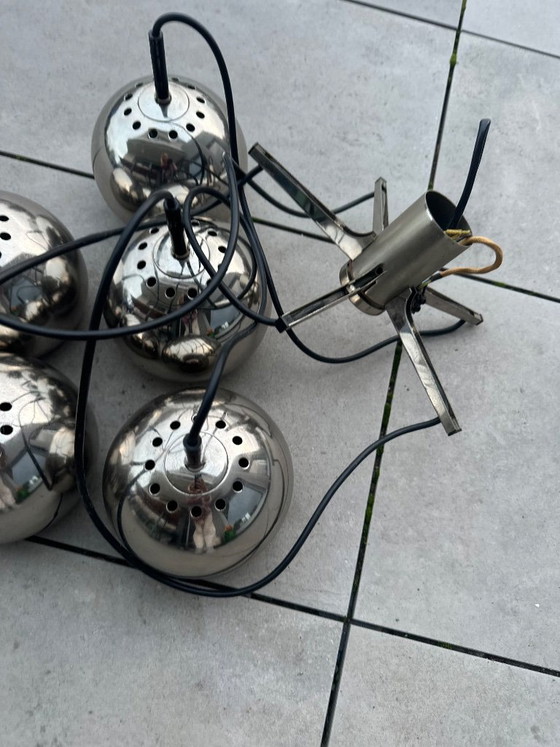 Pendelleuchte mit fünf sphärischen Chromschirmen, Pendelleuchten, Metall, Silber, Mid Century Modern (Foto 12 von 12)