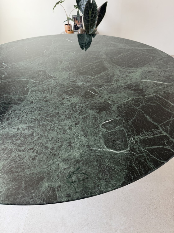 Originele Alpe Verdi Knoll Tulip Eettafel 137 Rond Nieuwstaat!! Eero Saarinen Wit/Zwarte Poot – Marble (photo 6 of 15)