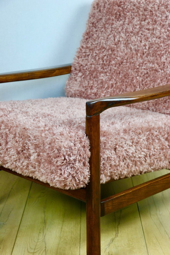 Image 1 of Fauteuil vintage en bois marron, cheveux longs roses, projet Z. Bączyk - 2 exemplaires disponibles