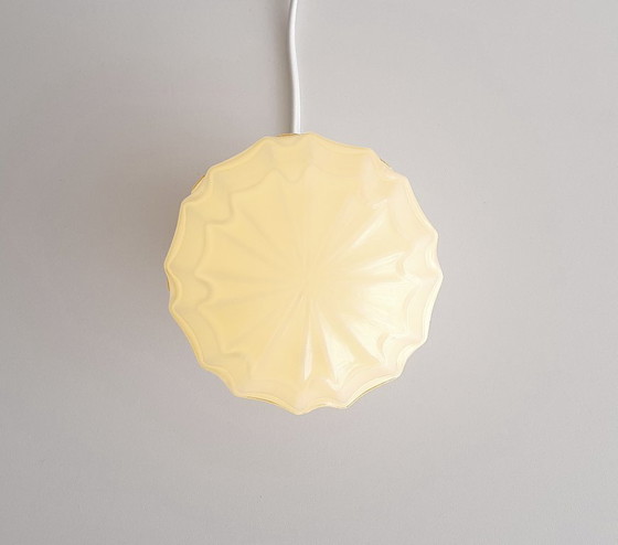 Image 1 of Beige vanille glazen plafondlampje van Thabur in Den Haag, Small variant, art deco lamp glazen bol