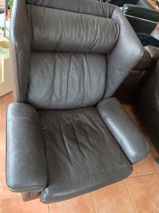 2 poltrone De Sede, marroni, quasi nere, anni '70