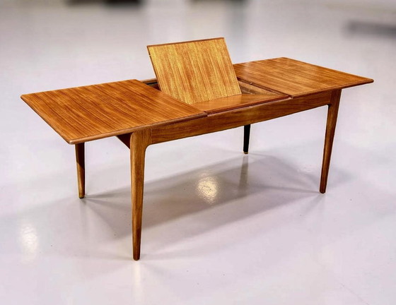 Image 1 of Een uitschuifbare teakhouten eettafel van Fonseca, vervaardigd door Younger Ltd, in mid-century modern stijl.