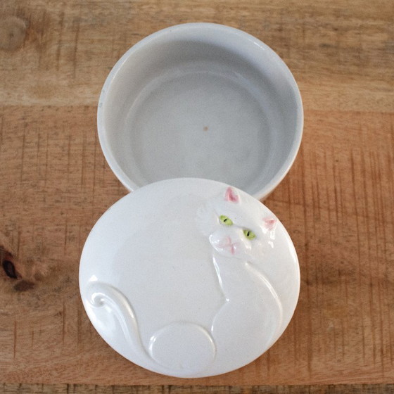 Image 1 of Boîte vintage en porcelaine blanche avec un chat sur le couvercle
