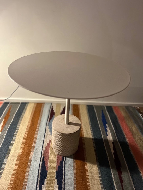 Image 1 of Minimalistisch bijzettafeltje met natuurstenen voet