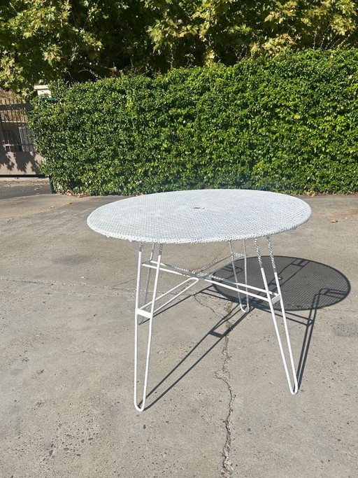 Tuintafel toegeschreven aan Mathieu Mategot uit de jaren 1950.