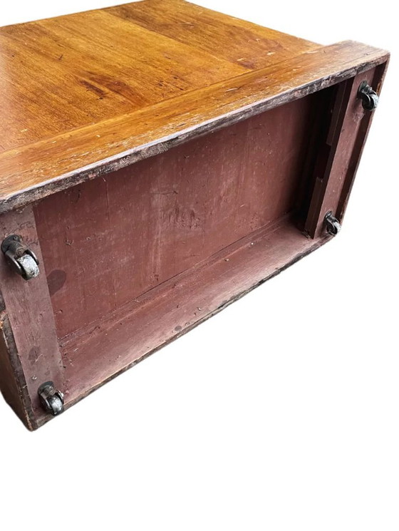 Image 1 of Scrivania antica inglese con cassettiera in noce, 1930