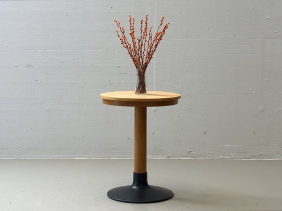 Image 1 of Ronde bijzettafel met gietijzeren voet, jaren 70