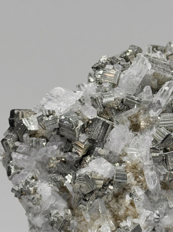 Image 1 of Dúo de pirita y cuarzo cristalino: escultura mineral sobre pedestales.