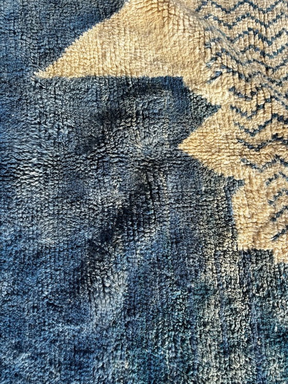 Image 1 of Handgemaakt Marokkaans Mrirt wollen tapijt 260x300 cm – Wit en blauw minimalistisch geometrisch ontwerp