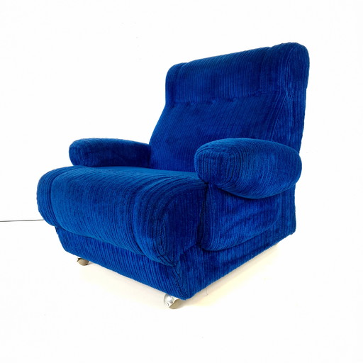 1 fauteuil vintage à roulettes en velours côtelé bleu chromé