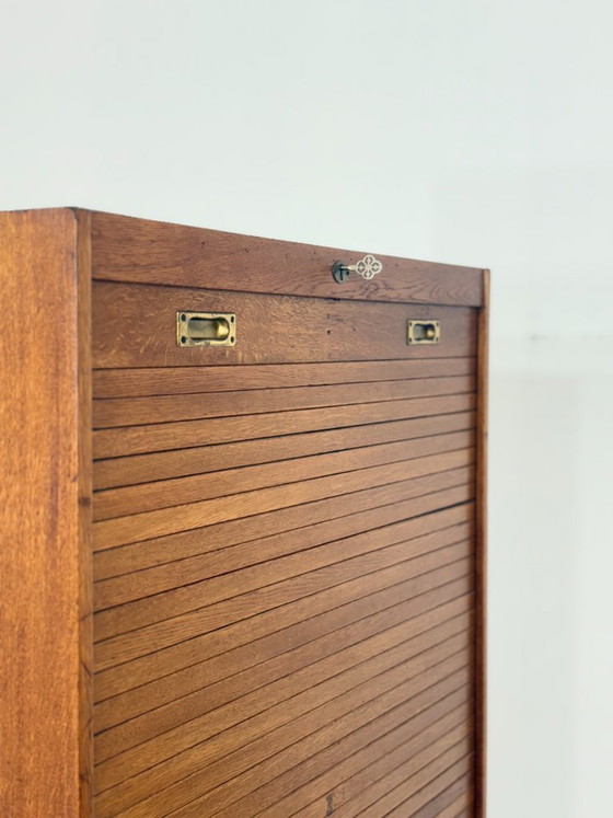 Image 1 of Grote kast met roldeksel uit de jaren 60 – eikenhout – vintage dressoir / kast in mid-century stijl