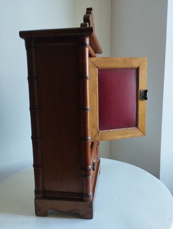 Image 1 of Ancienne armoire de poupée Art Nouveau - Armoire à pharmacie faux bambou 1900