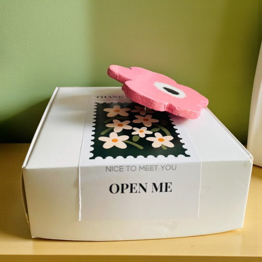 Spilla in legno con papavero rosa ispirata a Marimekko e realizzata a mano