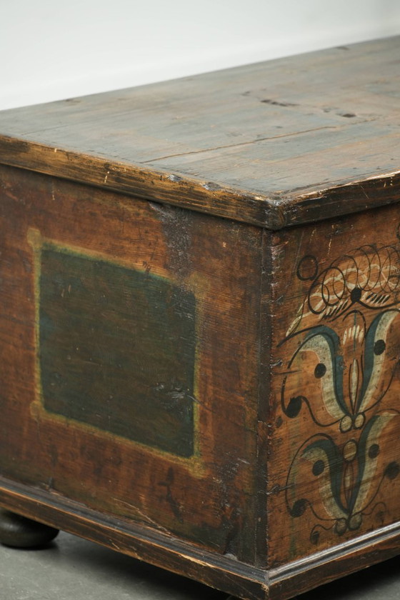 Image 1 of Subtiele en Decoratieve Met de Hand Beschilderde Antieke Oostenrijkse Bruid Kist Met Karakter